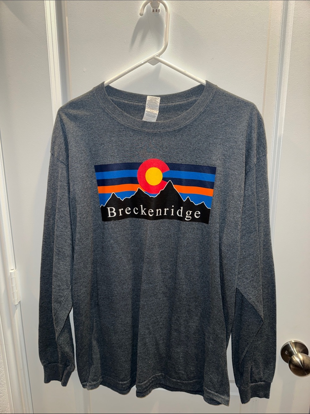 Breckenridge Dark Gray Long Sleeve Tee with Multicolor Mountain Graphic Sz L